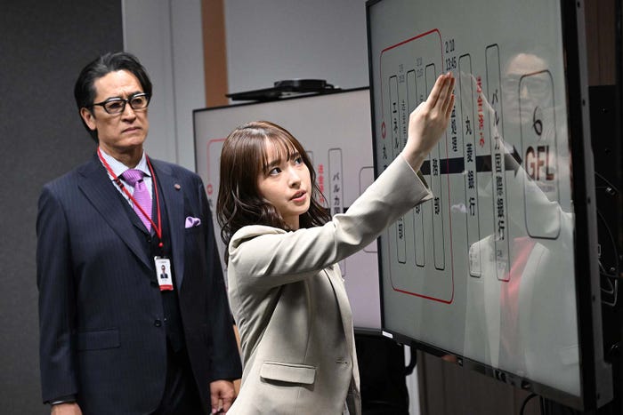 橋本さとし、飯沼愛「VIVANT」第1話より(C)TBS