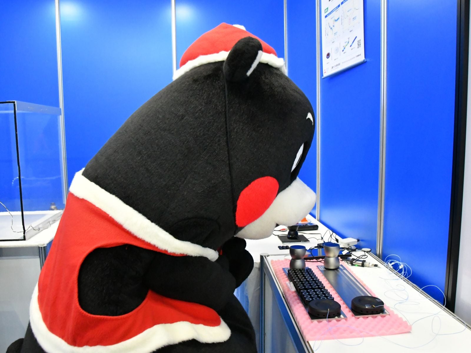 興味シンシンだモン＝12月17、18日、東京都江東区