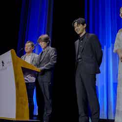 （左2番目から）長井龍雪監督、吉沢亮、吉岡里帆（C）2019 SORAAO PROJECT