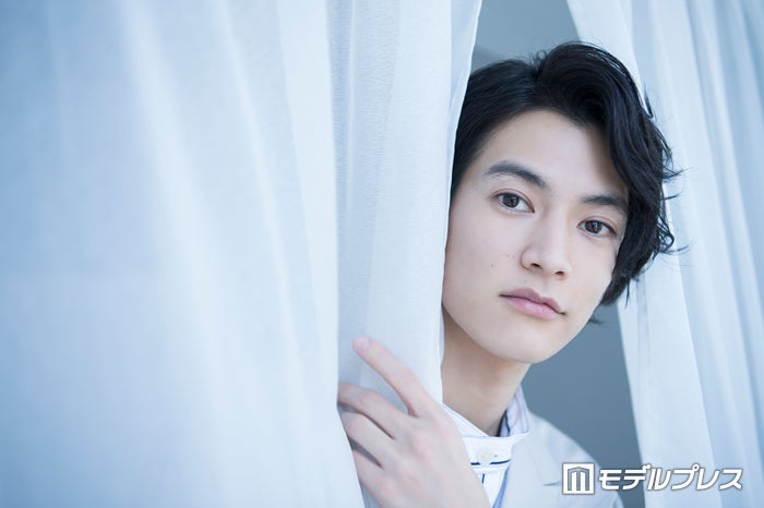 綾野剛に 手 褒められた渡邊圭祐 剛さんの手もかわいい モデルプレス