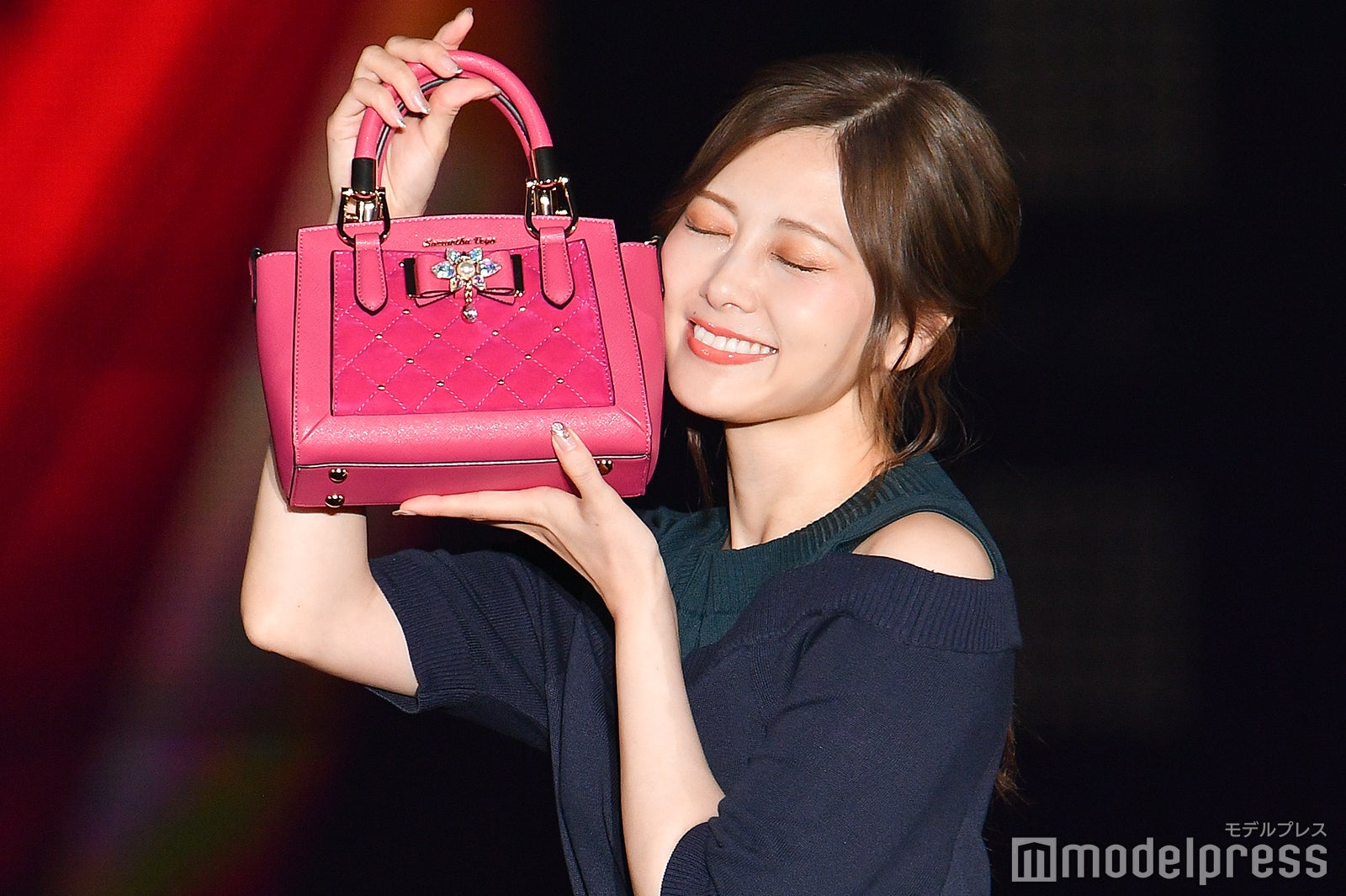 乃木坂46白石麻衣、チラリ素肌見せがSEXY＜GirlsAward 2019 A／W＞