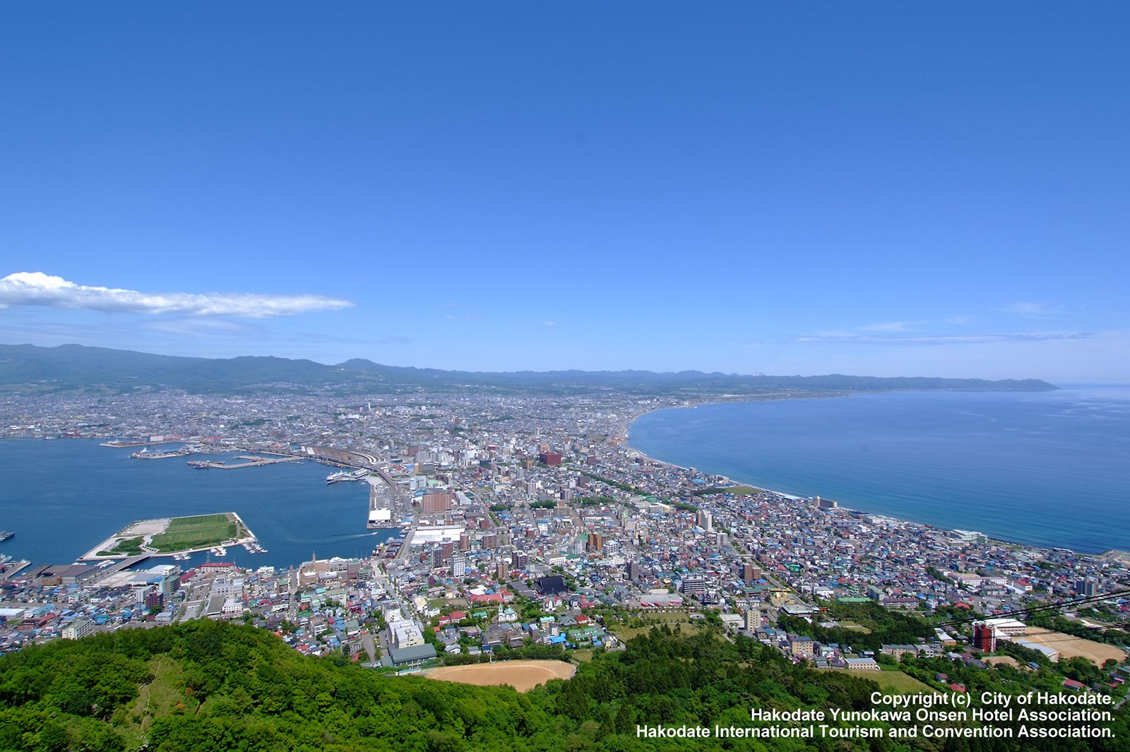 函館山からの風景（C）函館市・湯の川温泉旅館協同組合・（一社）函館国際観光コンベンション協会