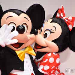 ミッキーマウスにキスするミニーマウス （C）モデルプレス