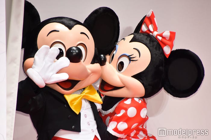 ミッキーマウスにキスするミニーマウス (C)モデルプレス