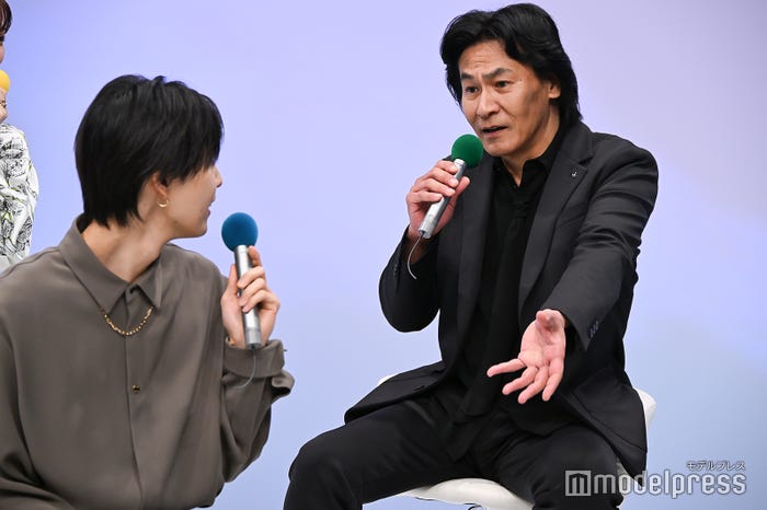 堀夏喜に語りかける高杉亘(C)モデルプレス