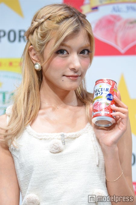 ローラ、ほろ酔いで爆弾発言？！ミニワンピで大はしゃぎ