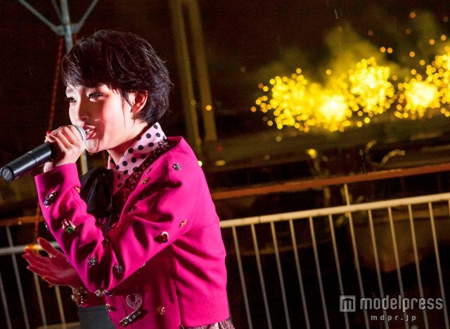 花火とともにパフォーマンスを披露した剛力彩芽