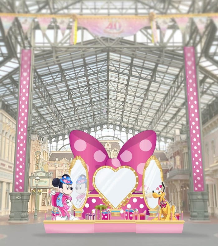 ワールドバザール中央のリボン型のモニュメント(C)Disney
