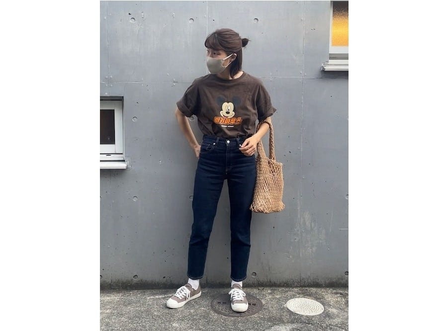 カラースニーカーならいつものカジュアルコーデがこなれた印象に 出典:WEAR