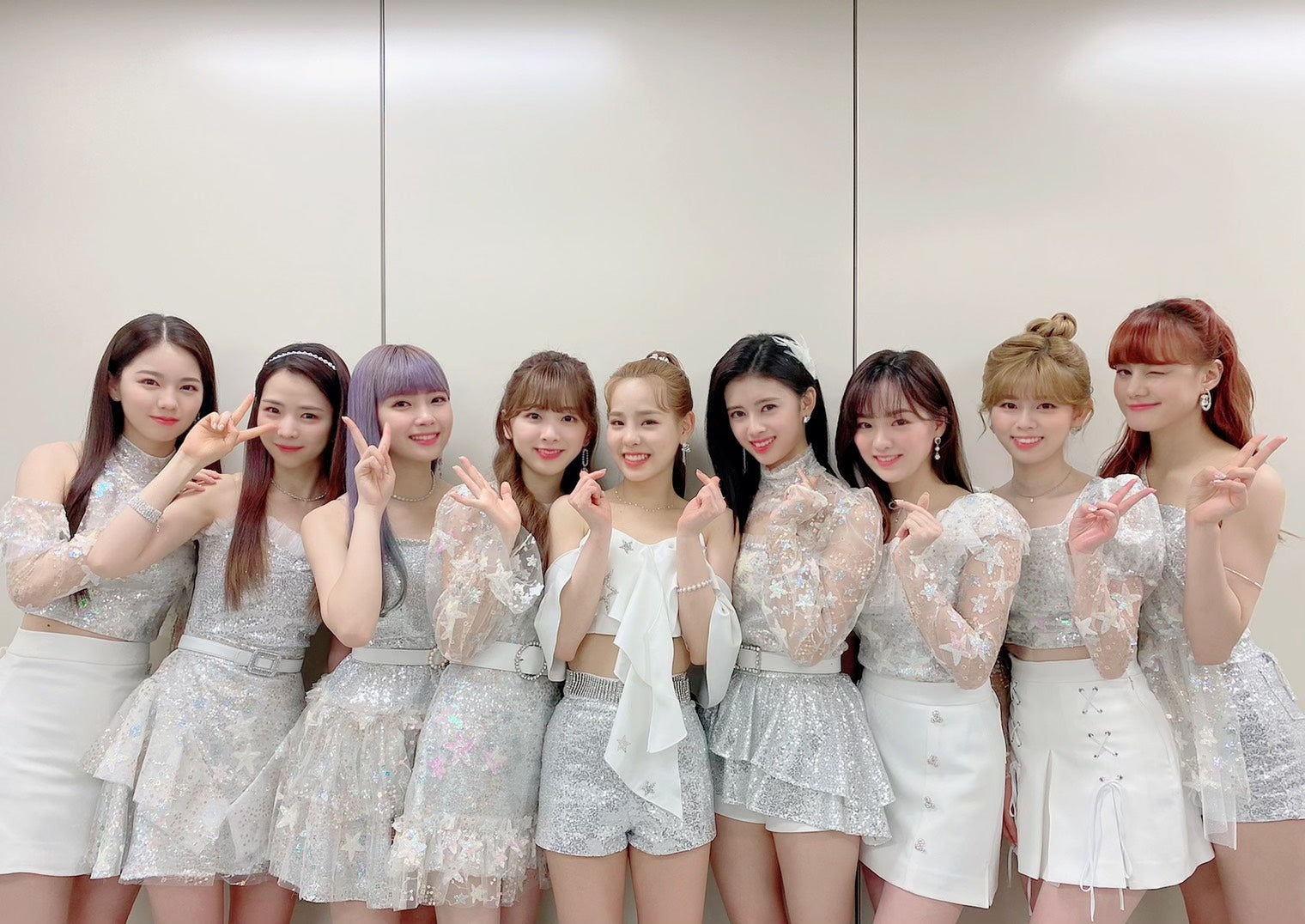 NiziU、紅白初出演に「本当に嬉しかった」9人揃ったオフショット公開