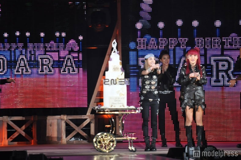 誕生日を迎えたダラにサプライズケーキが用意された（左から）ダラ、ボム