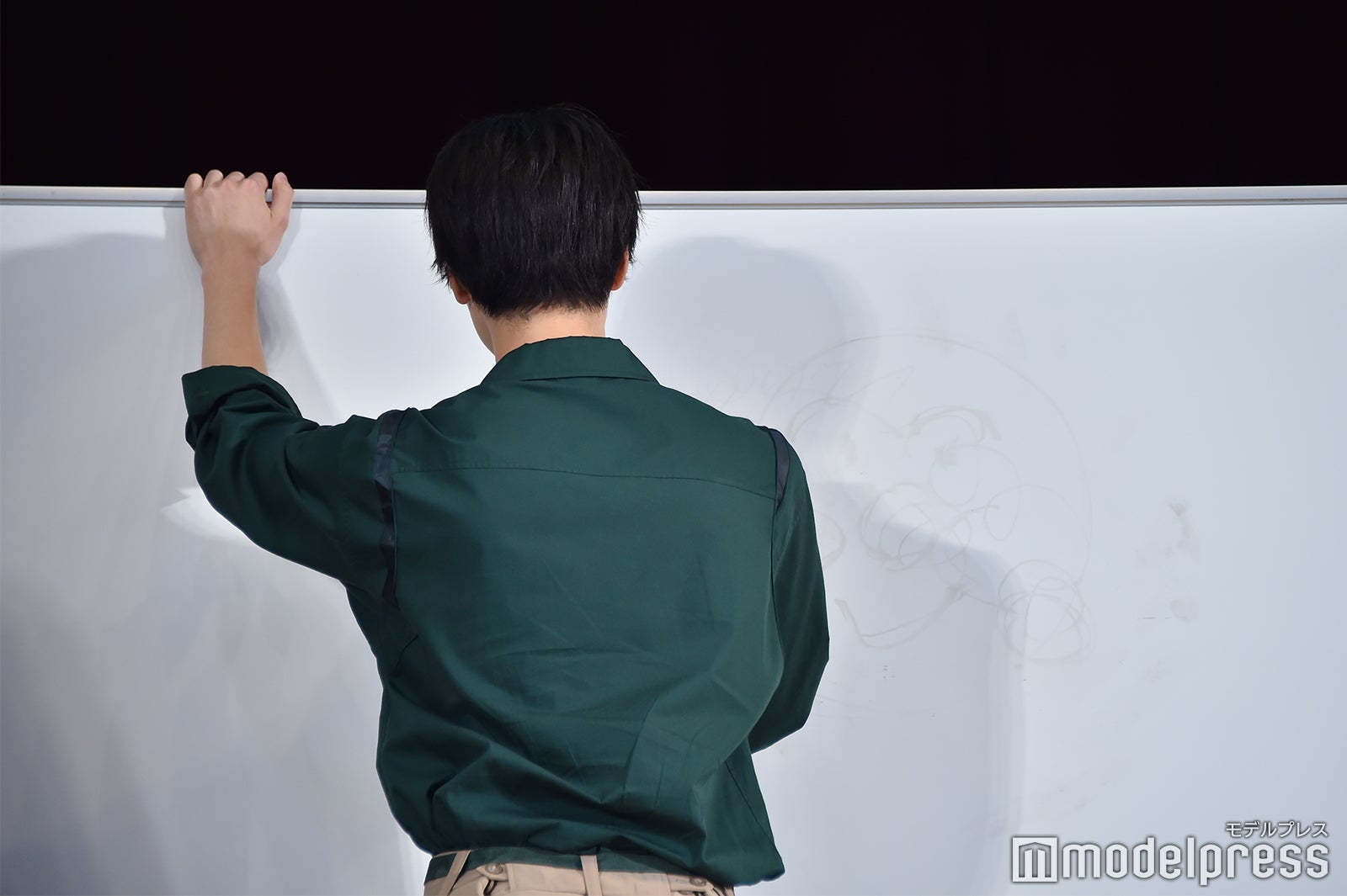 高杉真宙／「“佐野玲於”の似顔絵1分描写対決」の様子 （C）モデルプレス