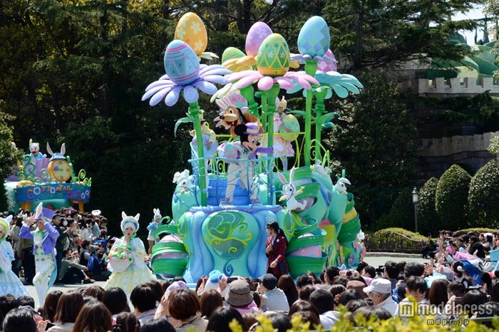 ミッキーが乗るフロートは、イースターエッグが隠されたヘンテコなガーデン