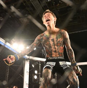 BD怖すぎるKO劇 “尾張の牙”の前蹴りが顎かち上げて衝撃ダウン 口から流血 解説もあ然「怖いキックですね」