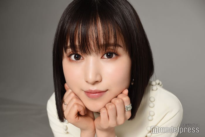 福本莉子/衣装協力:ワンピース(MiyukiKitahara)、イヤリング(petite robe noire)、シルバー×ゴールドリング(Jouete)、シルバーリング(DO-LA)/スタイリスト:武久真理江(C)モデルプレス
