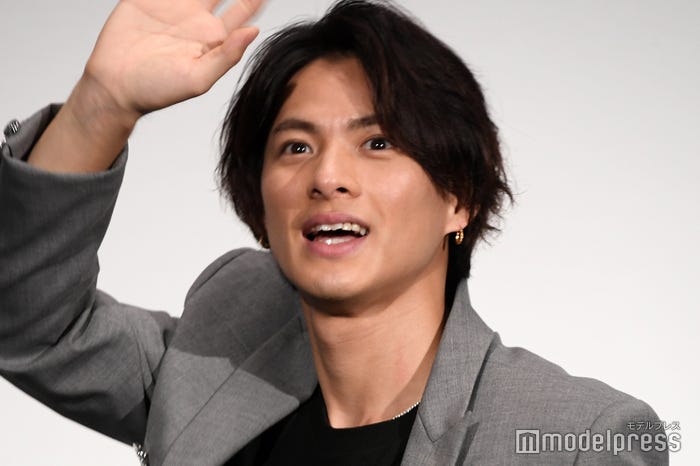 うちわを持つファンに手を振る平野紫耀(C)モデルプレス