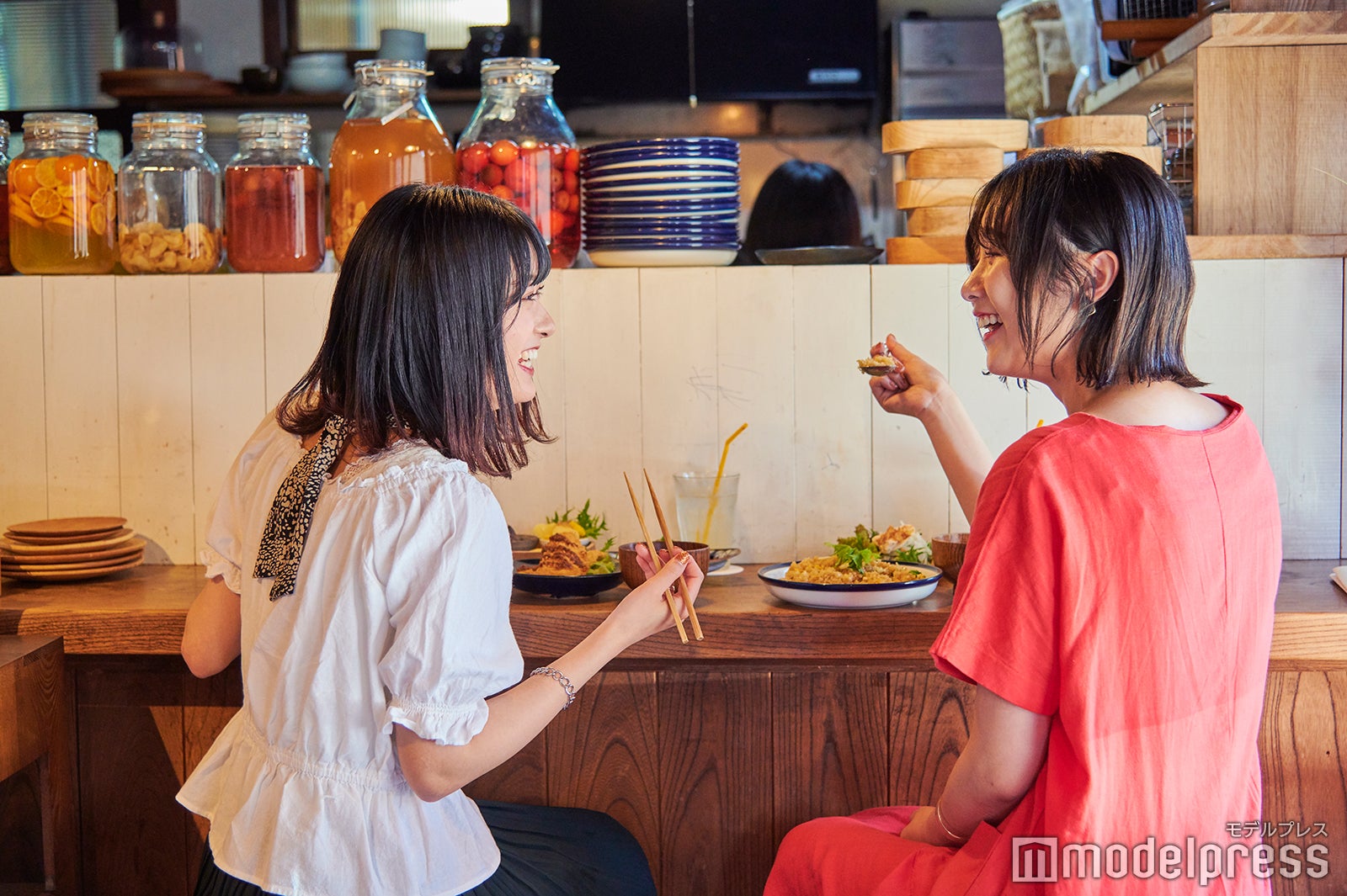 美味しくって会話も弾んじゃう （C）モデルプレス