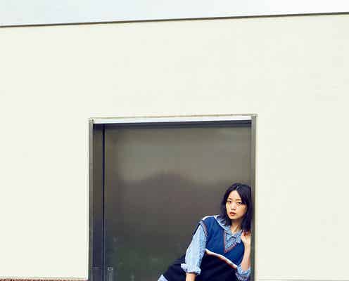 深川麻衣、春夏のビビットファッションでアンニュイな表情