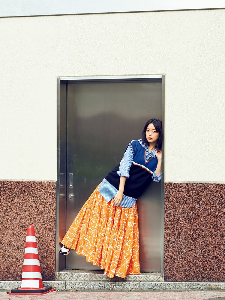 深川麻衣 春夏のビビットファッションでアンニュイな表情 モデルプレス 深川麻衣 春夏のビビットファッションでアンニュイな表情 モデルプレス