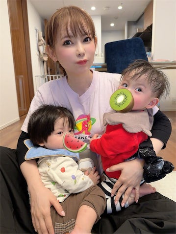 中川翔子、「ママママママママ！」ダブルギャン泣きの1歳双子を抱きしめ「かわいいよたまらんよ」