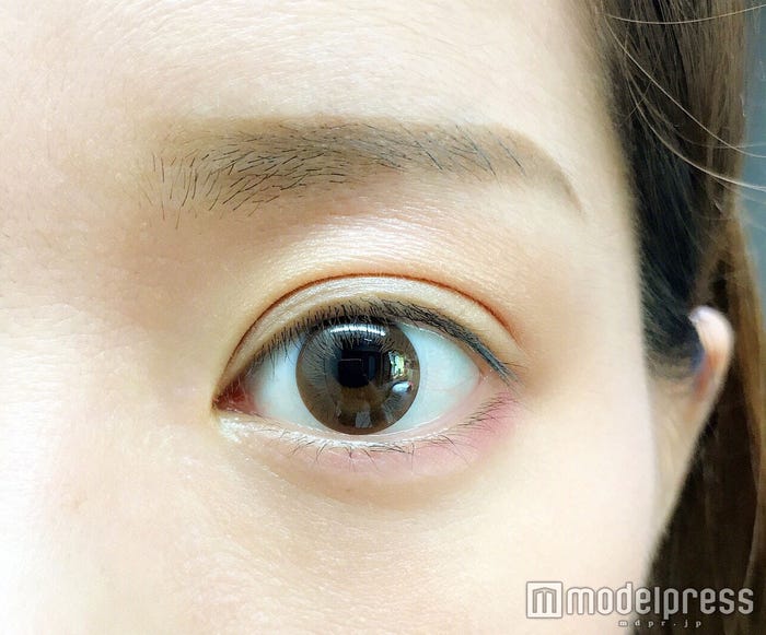 下まぶたに赤を薄く入れる/写真:Risa(C)モデルプレス
