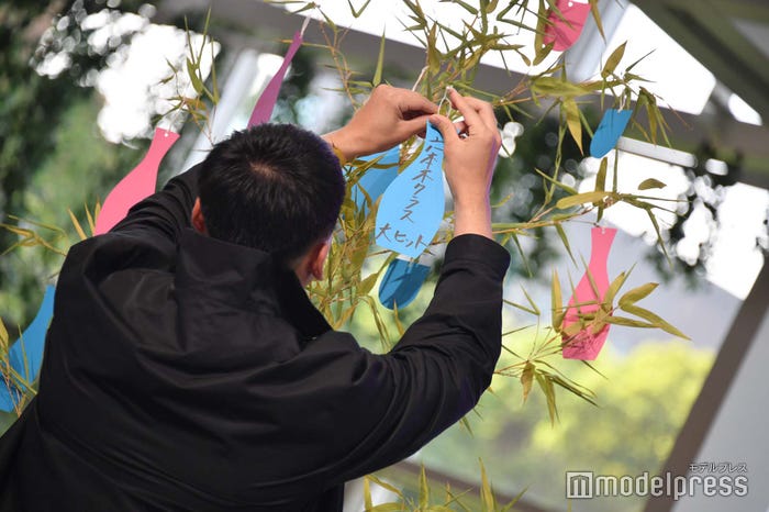 短冊をかける竹内涼真 (C)モデルプレス