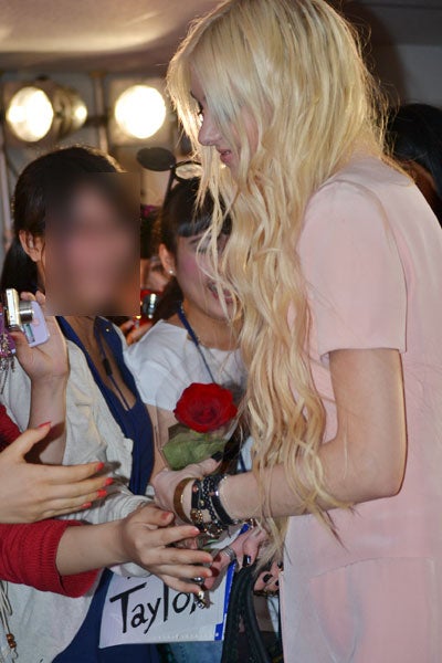 ファンの声援に応えるテイラー・モムセン