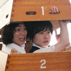 菅田将暉“春斗”&神木隆之介“瞬太”、跳び箱の中に隠れてのぞき見…新たな場面写真が公開<コントが始まる>