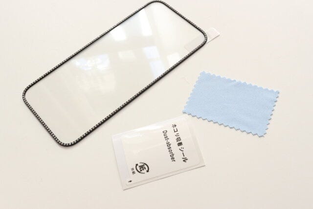 ダイソーのラインストーンフレーム画面保護強化ガラスのセット内容
