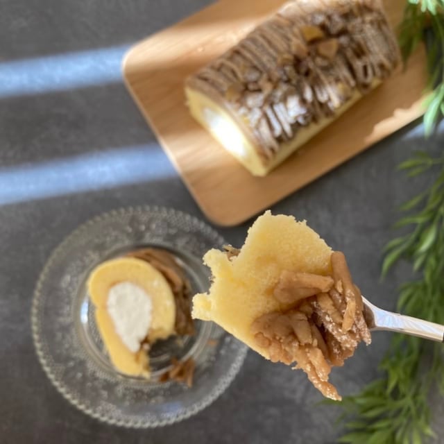 成城石井のたっぷりマロンクリームのモンブランロールのアップ