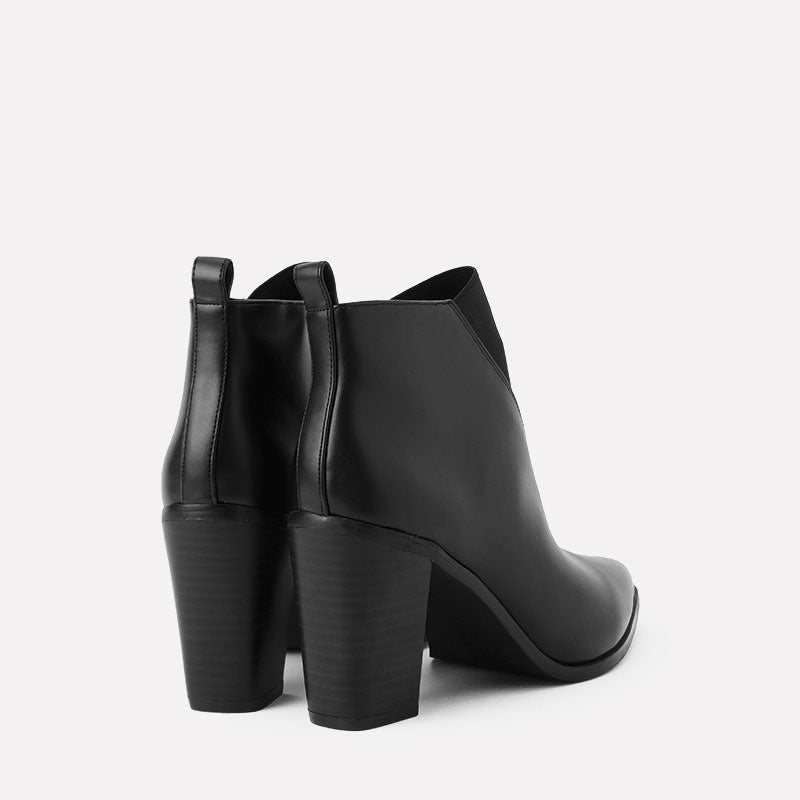 ブロックヒールアンクルブーツ「CHARLES & KEITH」8,100円（税込）／画像提供：CHARLES & KEITH