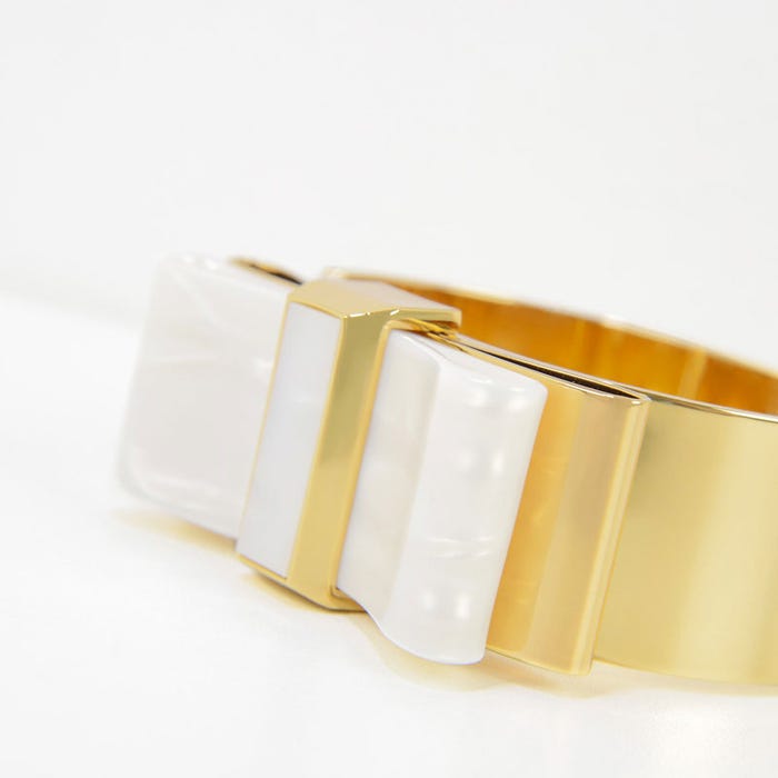 リボンディテール真鍮ブレスレット「CHARLES & KEITH」7,452円(税込)/画像提供:CHARLES & KEITH