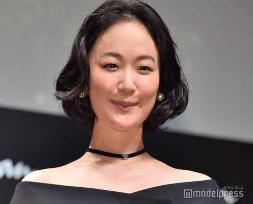 黒木華、デコルテ際立つ黒ドレスで登場 杉野遥亮とのドラマは「楽しむことができた」<anan AWARD 2021>