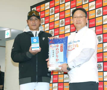 日本ハム・新庄監督「楽しみにしていた」牛乳2パックお持ち帰りで笑い誘う「部屋に入ってなかった」北海道産農畜産物贈呈式