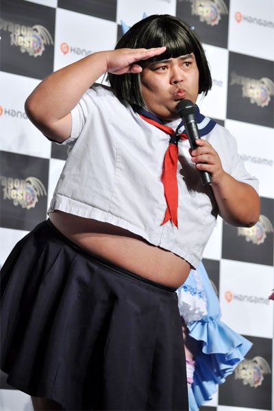 新ギャグ「脱帽です」を披露した響・長友