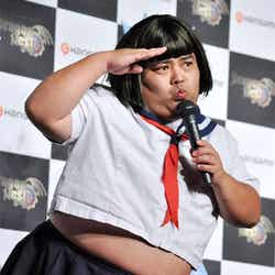 新ギャグ「脱帽です」を披露した響・長友