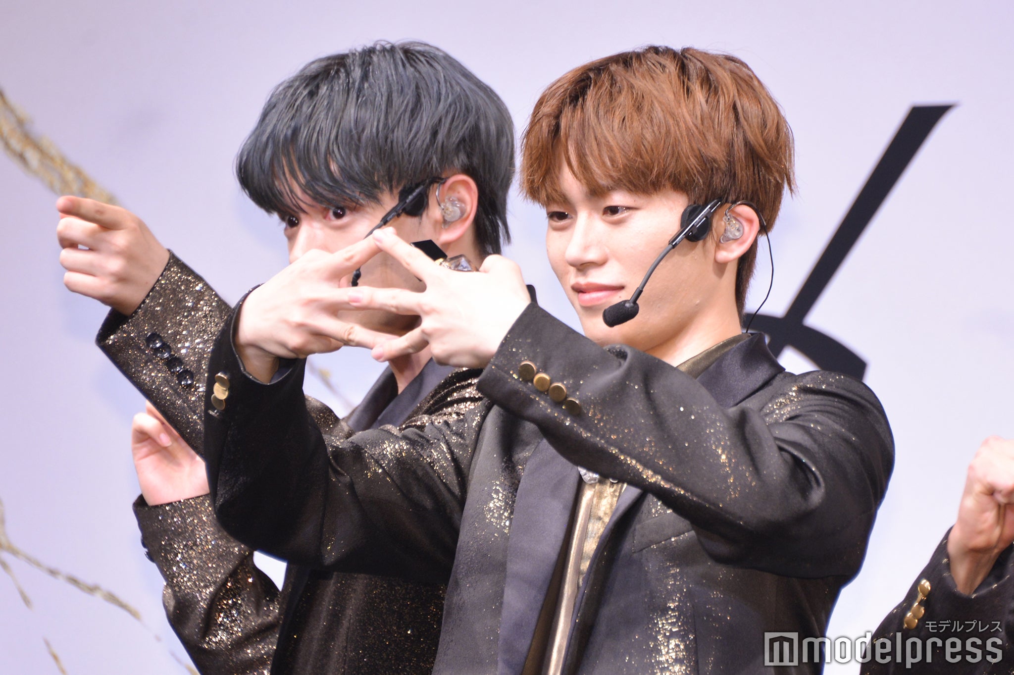 宇宙人発言を決める鶴房汐恩と指を数える木全翔也（C）モデルプレス