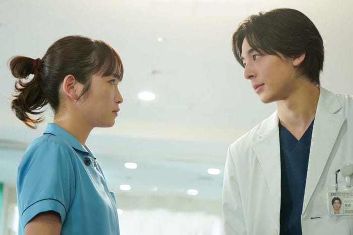 川栄李奈、高杉真宙「となりのナースエイド」第6話より(C)日本テレビ