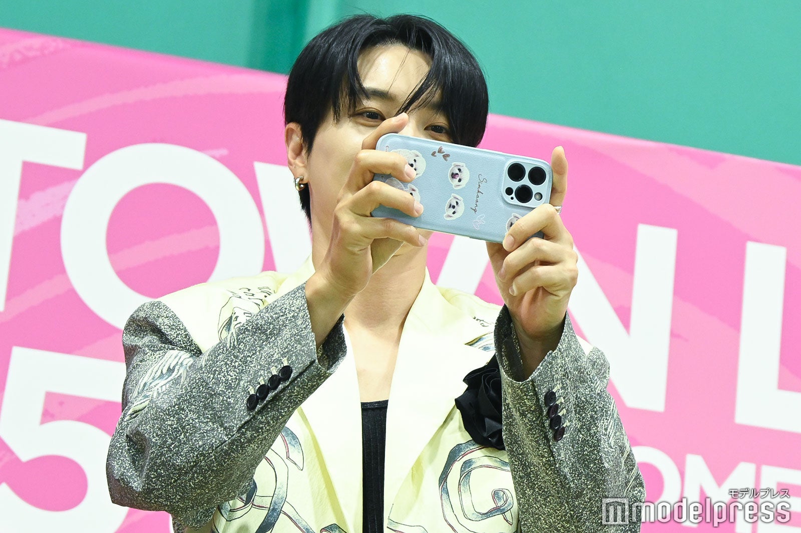 報道陣を自身のカメラに収めるイトゥク（C）モデルプレス