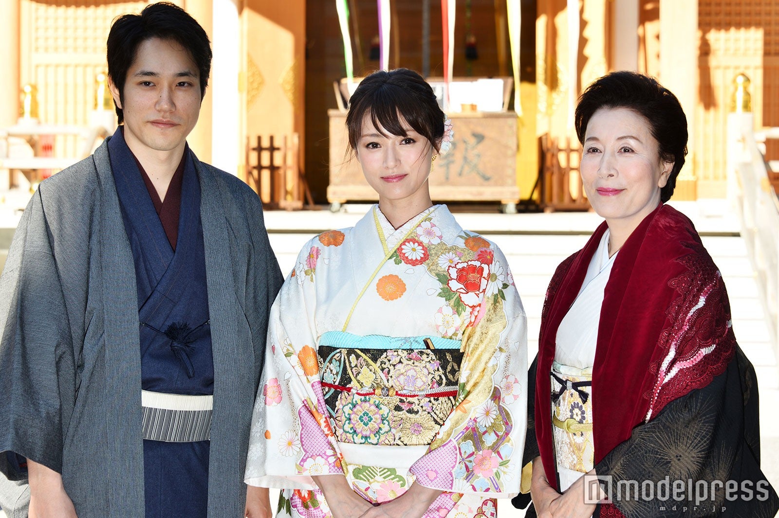 （左から）松山ケンイチ、深田恭子、高畑淳子（C）モデルプレス