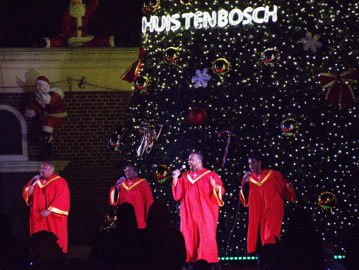 夜のクリスマスタウンに響き渡るゴスペルのハーモニーはクリスマスにピッタリ