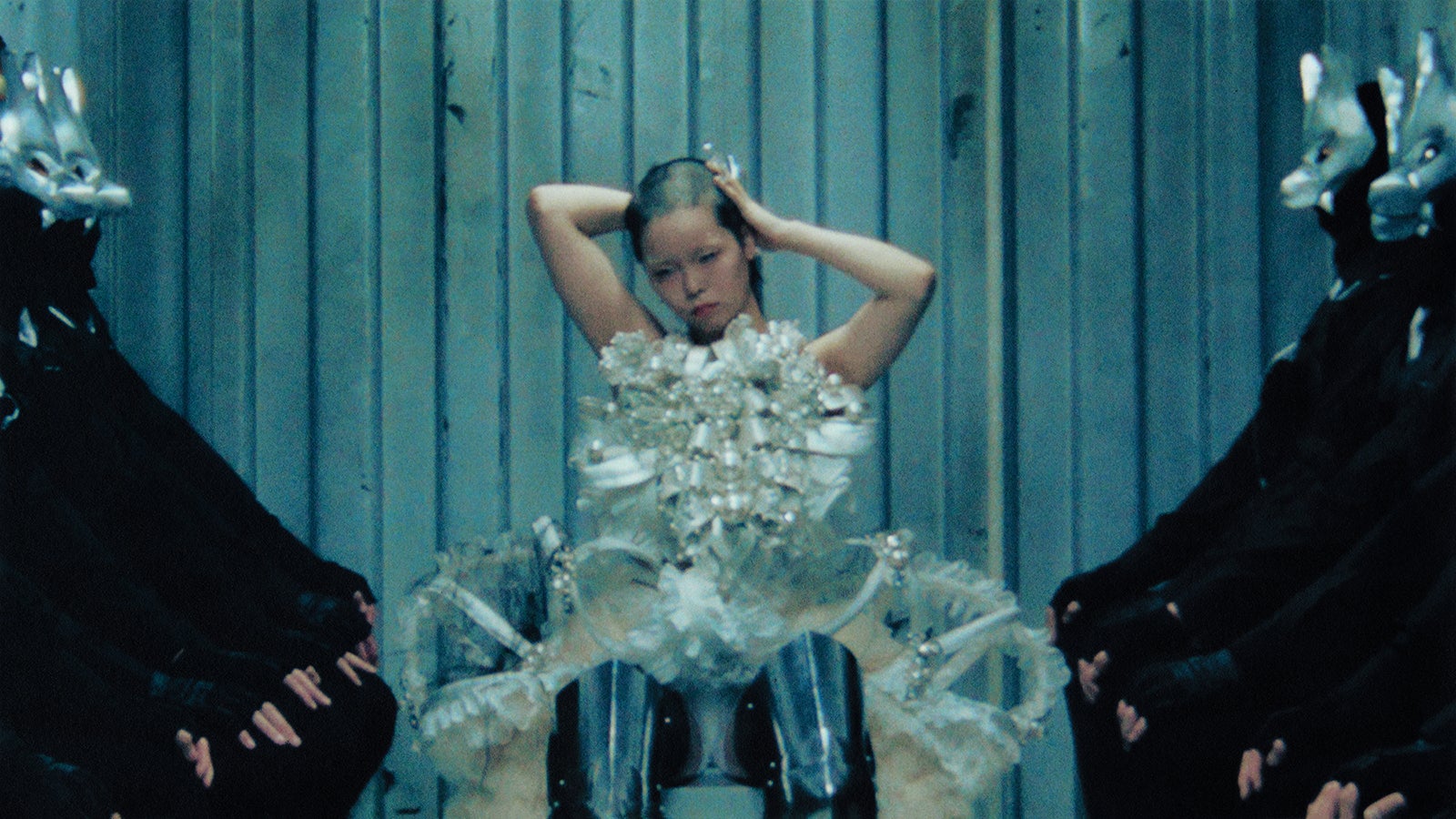 XG、坊主頭・青緑・赤…奇抜ヘアチェンジが話題「びっくり」「最高に似合う」