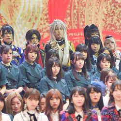 「第69回 NHK紅白歌合戦」出演者顔合わせ・セレモニーに参加する刀剣男士（最後列）のぞき込む今剣（右） （C）モデルプレス