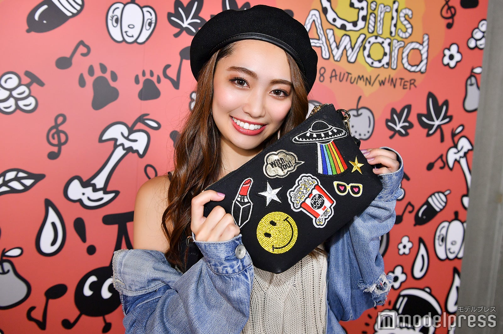 「バッグの柄は自分で選んで付けてもらいました！」（C）モデルプレス