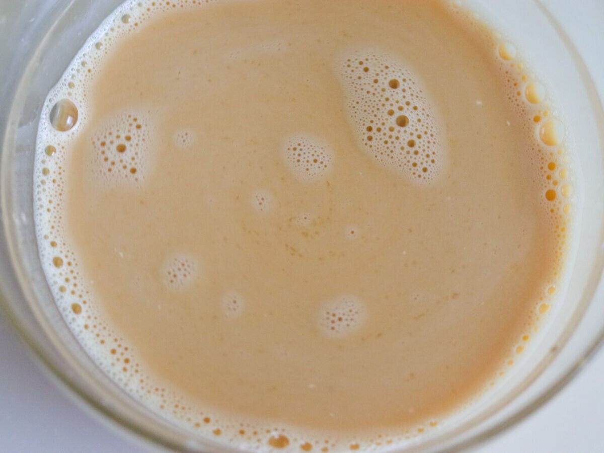 卵液に豆乳を加えて混ぜ合わせたプリン液のガラスボウル俯瞰写真