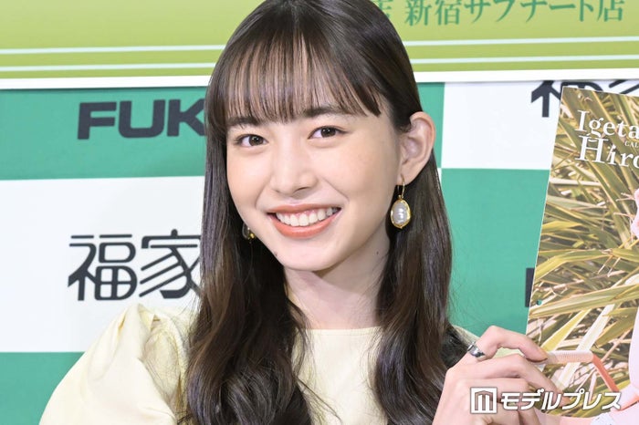 井桁弘恵、美スタイル際立つベアトップドレス姿披露「肩のラインが美しすぎる」「着こなせるの凄い」と反響