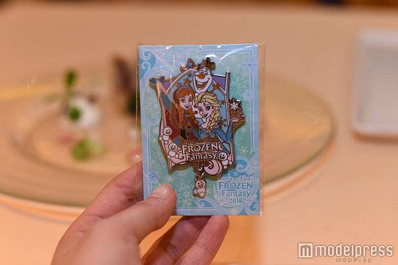 アナ、エルサ、オラフ、スノーギースのオリジナルピン※数に限りがあります。（C）モデルプレス