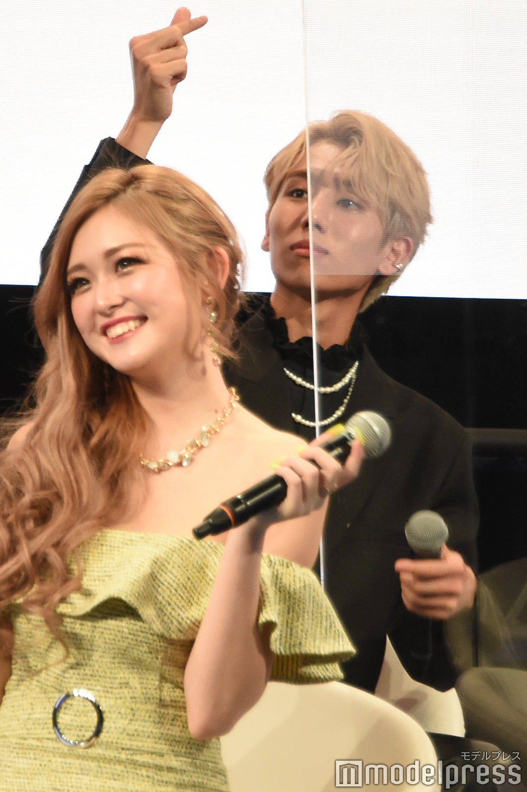 指ハートを決める浦野秀太 （C）モデルプレス