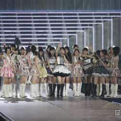 チームAキャプテンに任命された横山由依(中央)/「AKB48 2013真夏のドームツアー~まだまだ、やらなきゃいけないことがある~」福岡公演2日目より(C)AKS