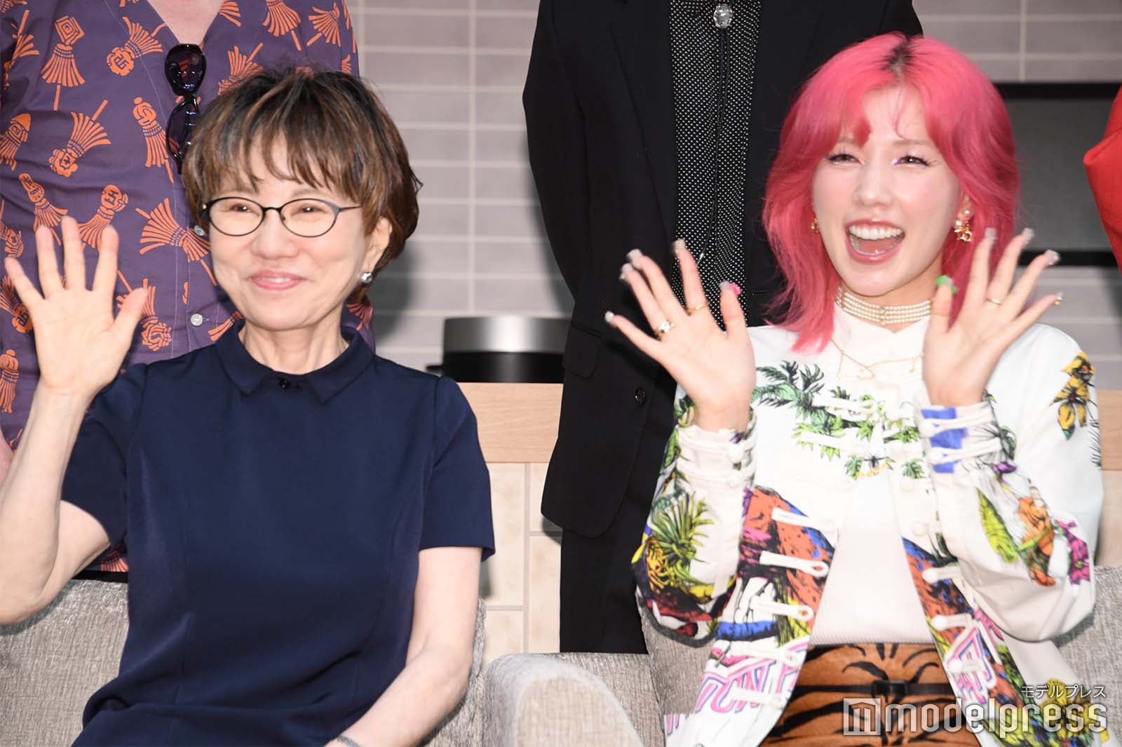 笑顔で手を振る大石静氏、仲里依紗（C）モデルプレス